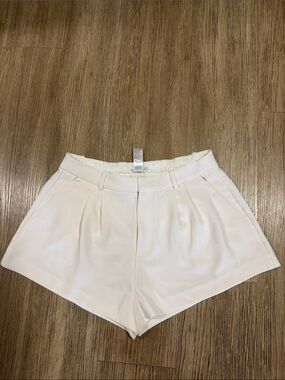 Good American Women's Cream Pleated High-Waist Shorts size 10/30